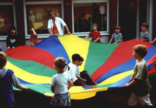 Die Kinder können nach Herzenslust spielen und toben.